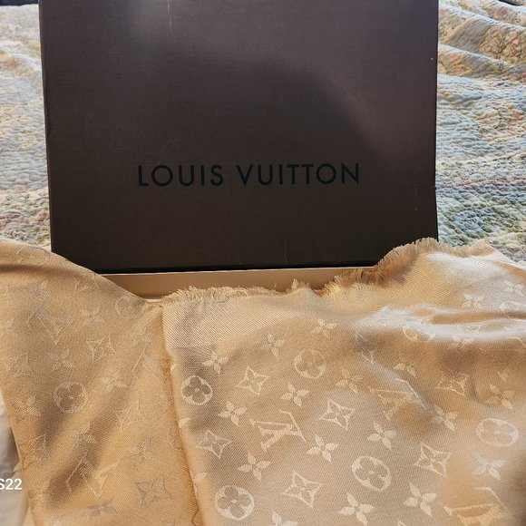 New Louis Vuitton Shawl - Picture 1 of 3